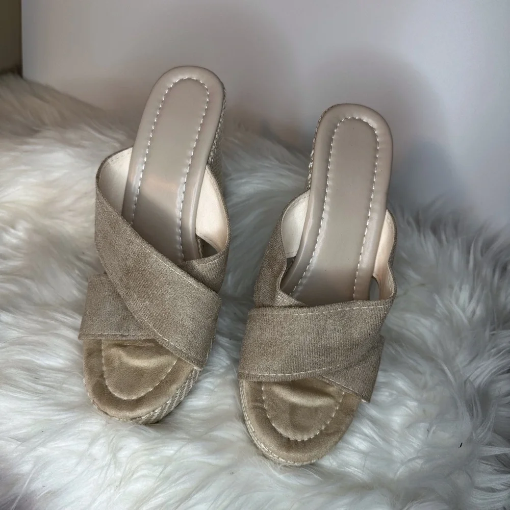 Source Unknown Tan Wedge Shoes with Cushioned Straps